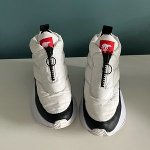 Sorel size 8 ankle snow boots in white